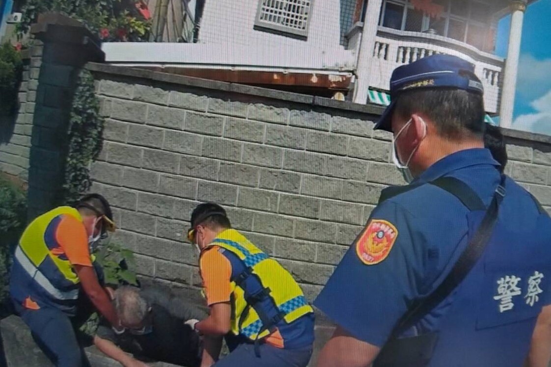 老翁失足跌入深溝 北港警急救援助送醫 - https://www.watchmedia01.com