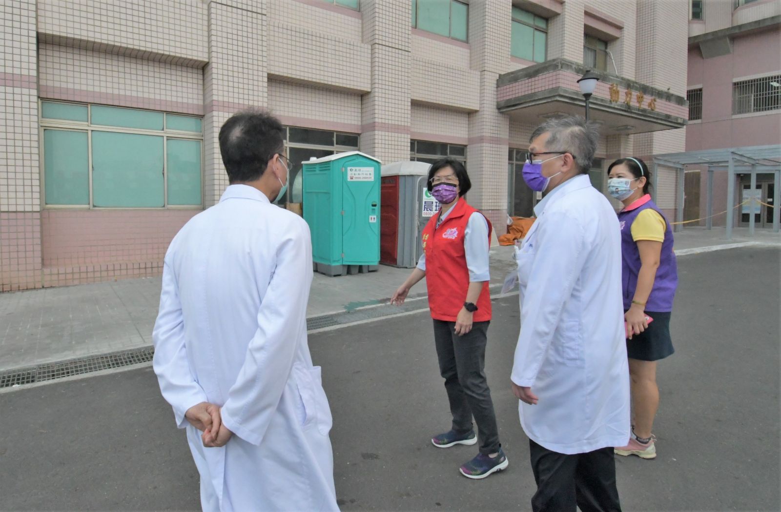 影／彰化屠宰場600多人施打疫苗　王惠美視察慰勞 - https://www.watchmedia01.com