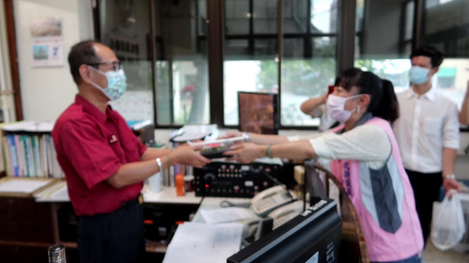 影／疫情餐廳業者也受害 為挺警消補足能量打氣便當照樣送 - https://www.watchmedia01.com
