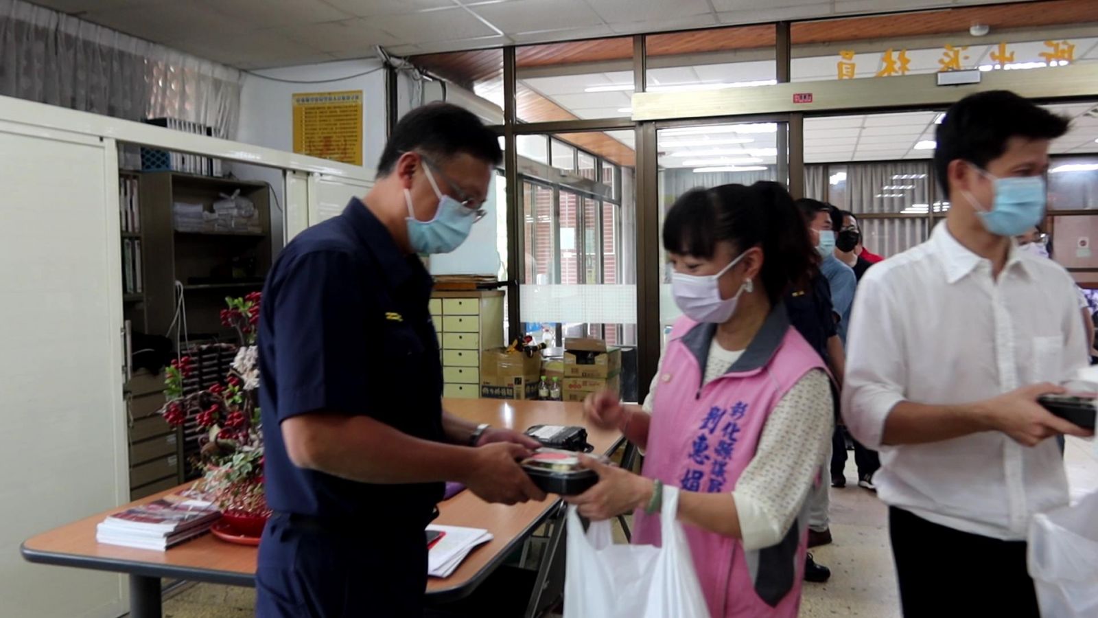 影／疫情餐廳業者也受害 為挺警消補足能量打氣便當照樣送 - https://www.watchmedia01.com