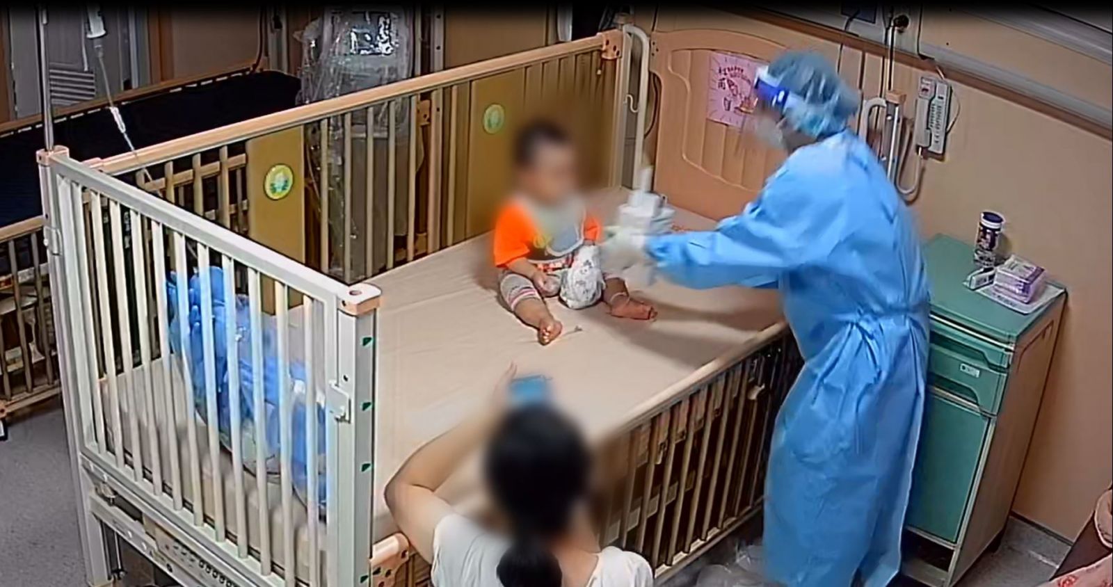 影／全國維一　嬰幼童確診隔離病房中「抓周」 - https://www.watchmedia01.com