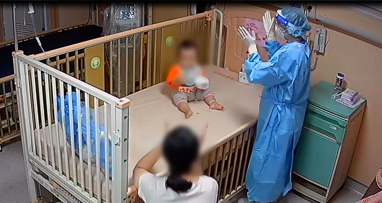 影／全國維一　嬰幼童確診隔離病房中「抓周」 - https://www.watchmedia01.com