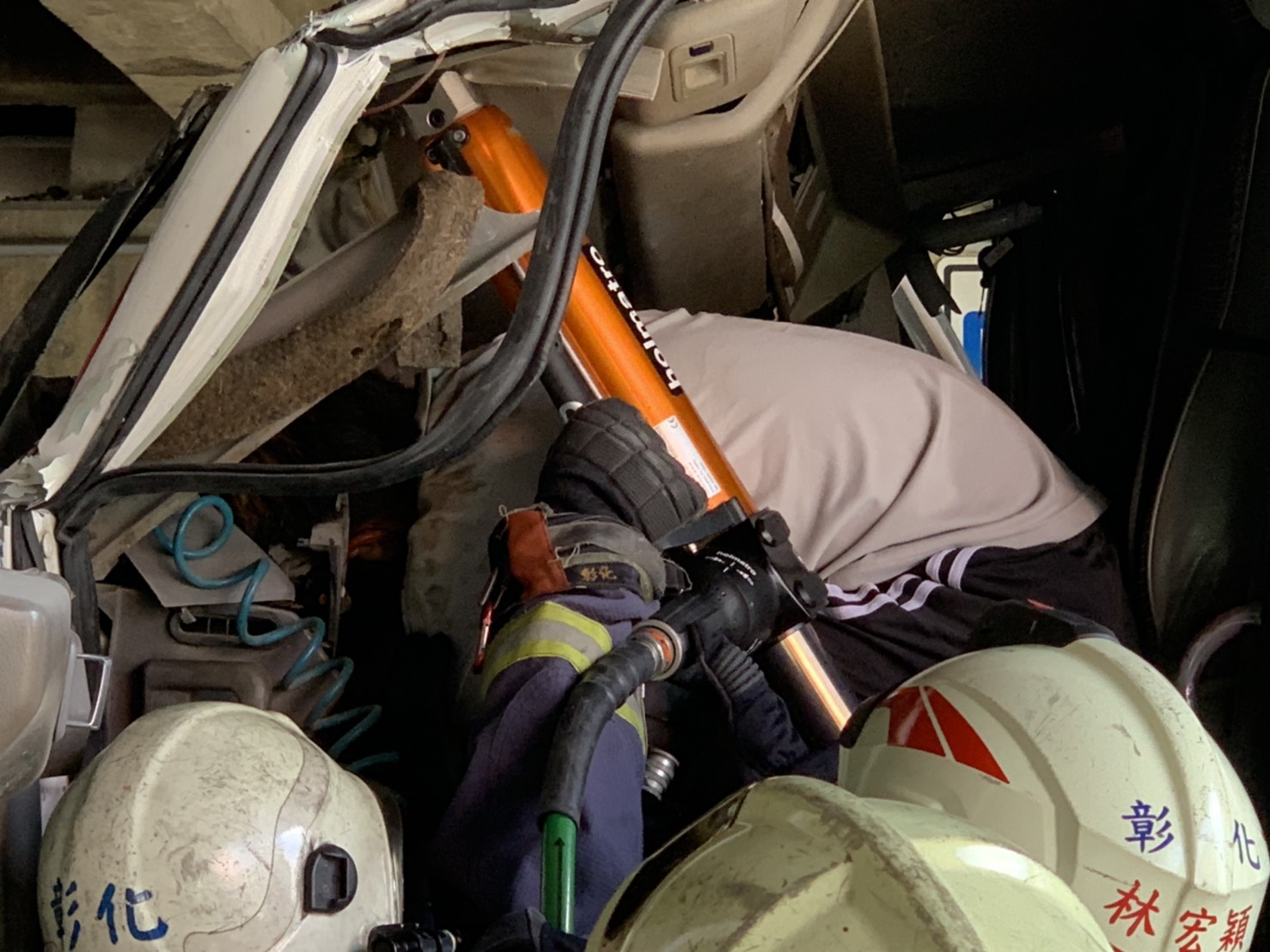 影／驚悚! 預拌混泥車卡住陸橋進退不得駕駛命危 - https://www.watchmedia01.com