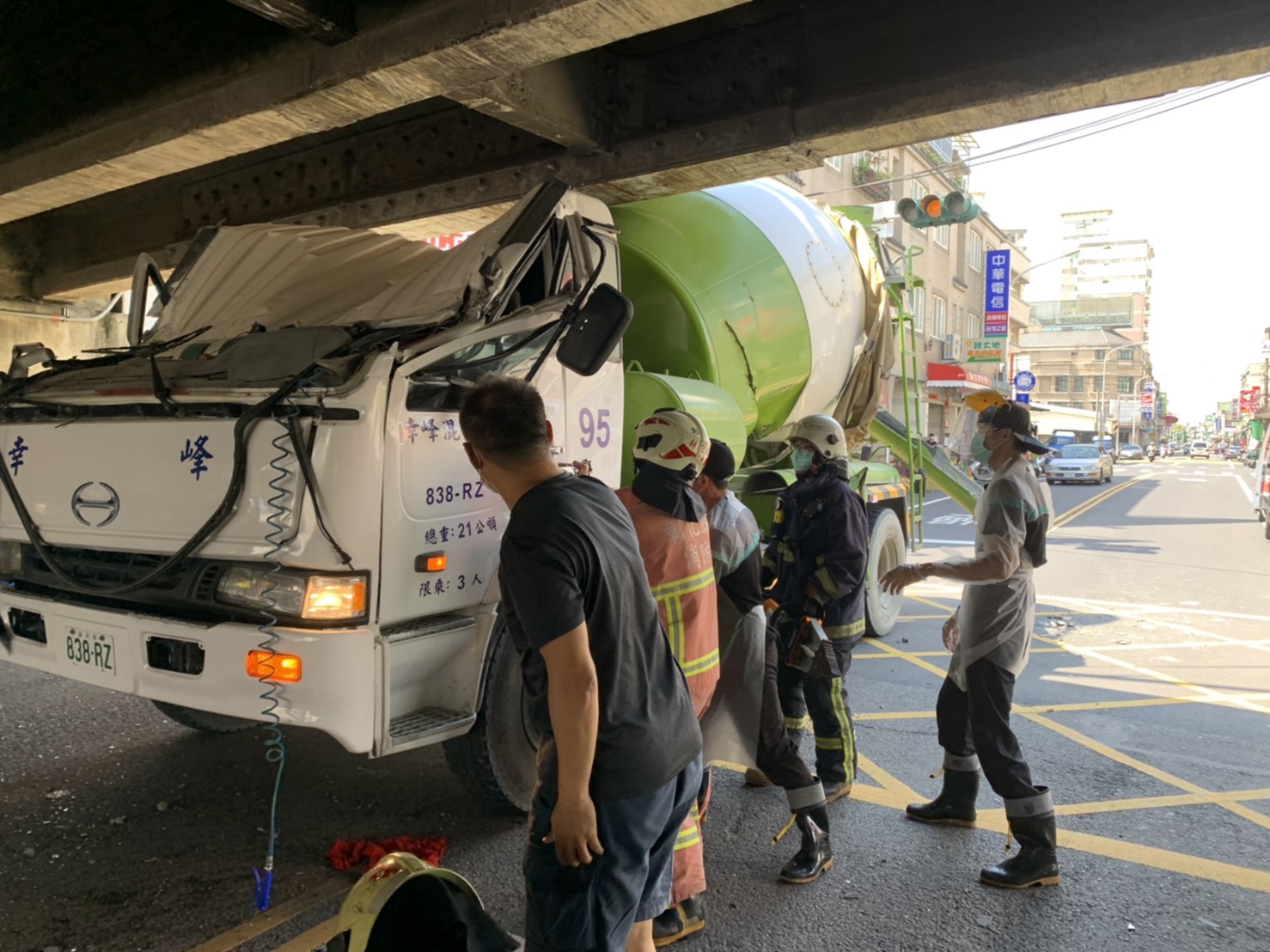 影／驚悚! 預拌混泥車卡住陸橋進退不得駕駛命危 - https://www.watchmedia01.com