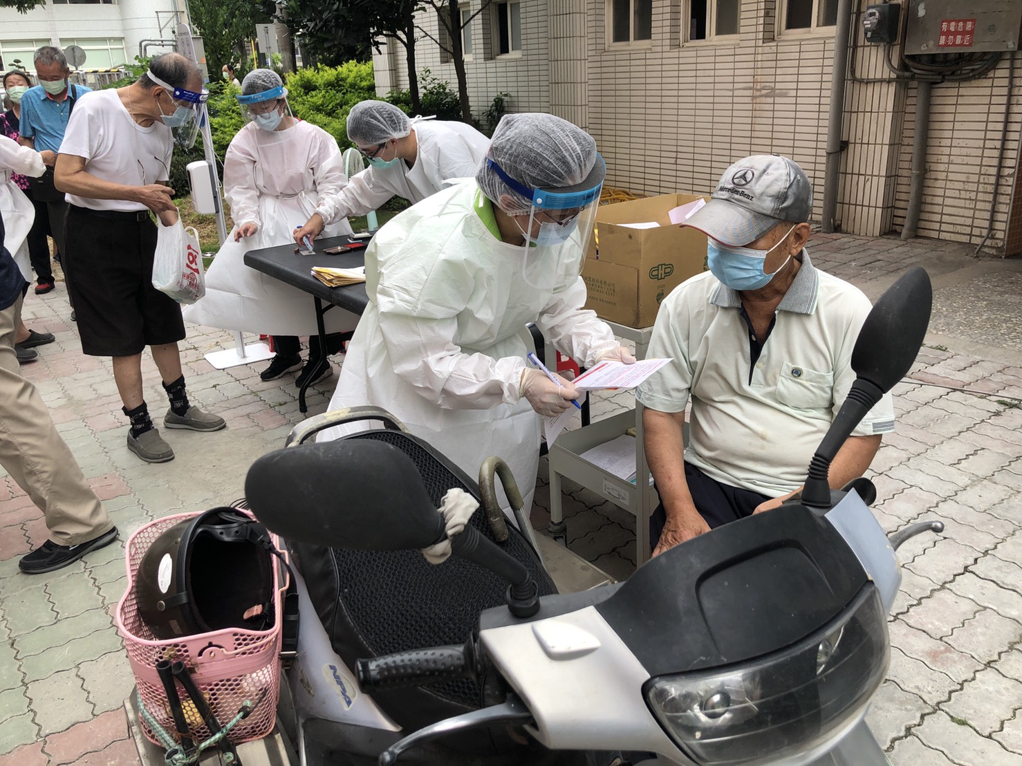 王惠美關心70-74歲以上長者施打莫德納疫苗 - https://www.watchmedia01.com