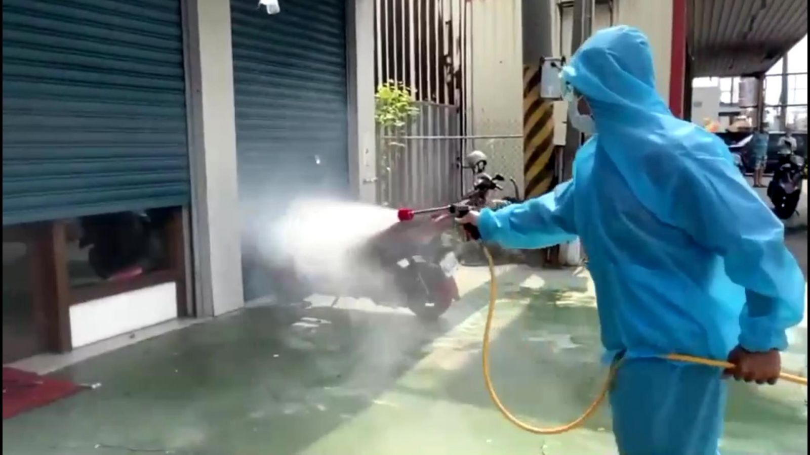 影／確診者涉足鹿港忠義廟街頭　防疫消毒隊進行環境消毒 - https://www.watchmedia01.com