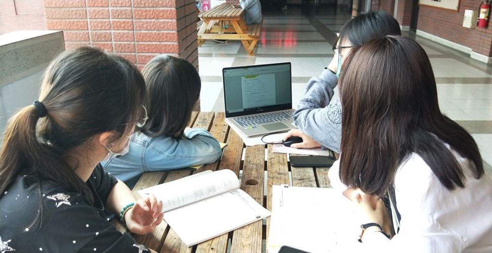 影／大學校園的感情糾結　愛情、婚姻與家庭課程相當熱門 - https://www.watchmedia01.com