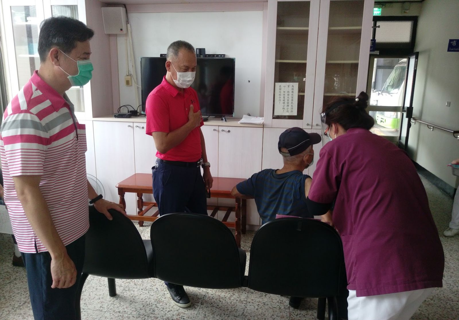 影／齊心攜手抗疫　中彰榮家為老兵施打莫德納疫苗 - https://www.watchmedia01.com