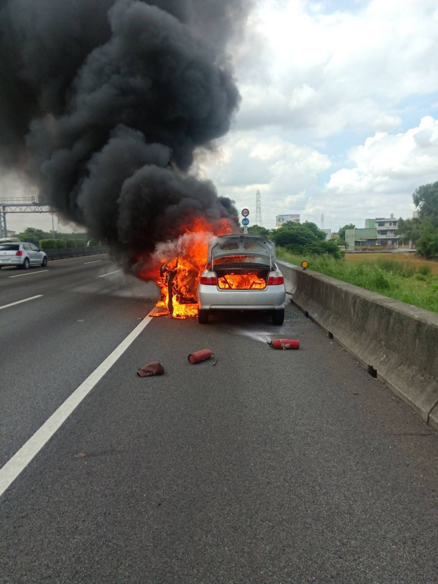 影／國道彰化南下火燒車焚　駕駛棄車逃命車流回堵 - https://www.watchmedia01.com