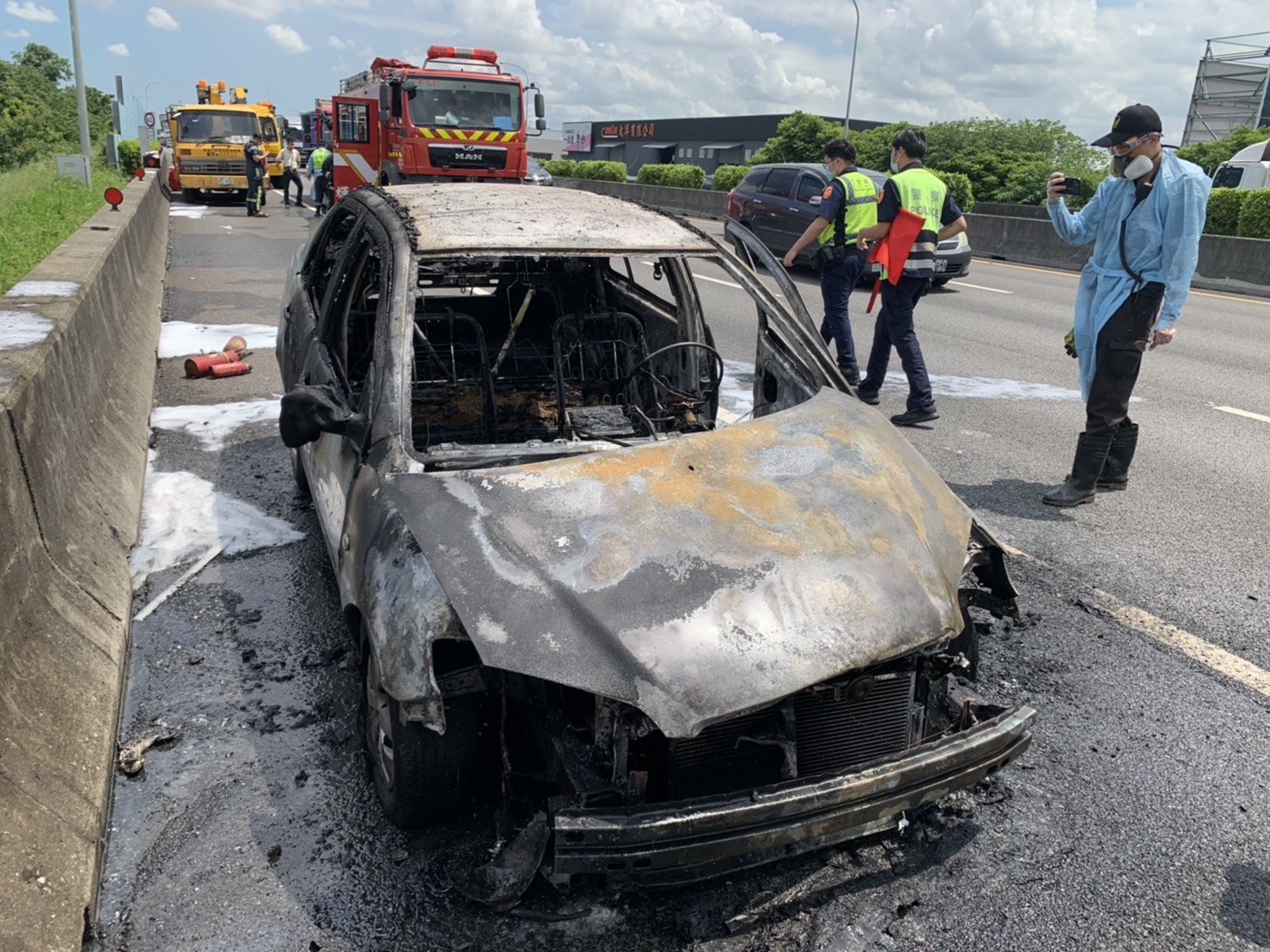 影／國道彰化南下火燒車焚　駕駛棄車逃命車流回堵 - https://www.watchmedia01.com