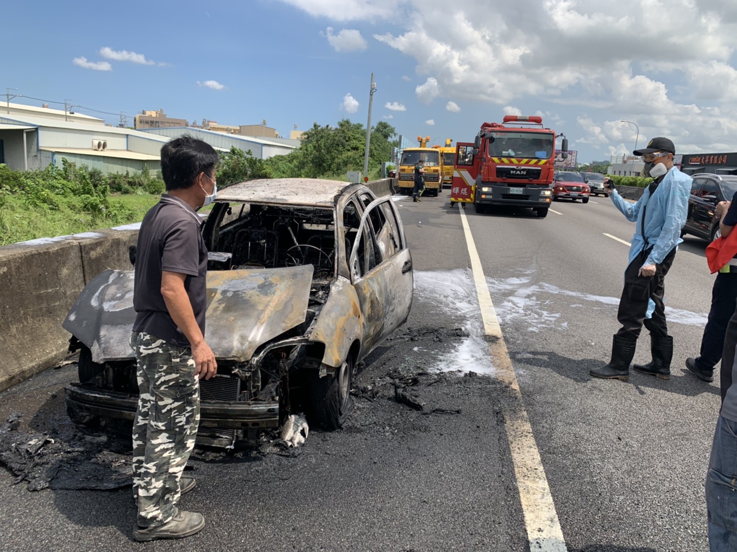 影／國道彰化南下火燒車焚　駕駛棄車逃命車流回堵 - https://www.watchmedia01.com