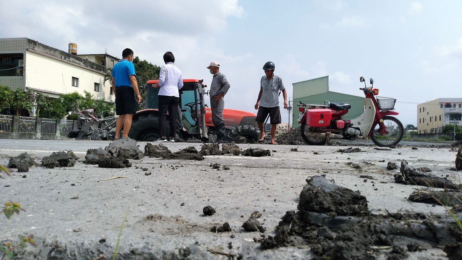 沿路布滿「地雷」　黃瑞珠擔心騎士犁田慘摔 - https://www.watchmedia01.com