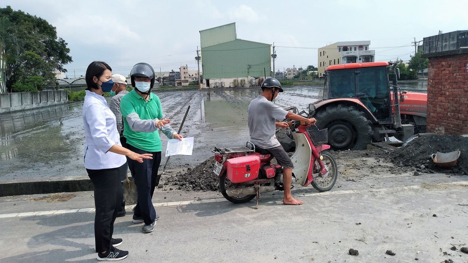 沿路布滿「地雷」　黃瑞珠擔心騎士犁田慘摔 - https://www.watchmedia01.com
