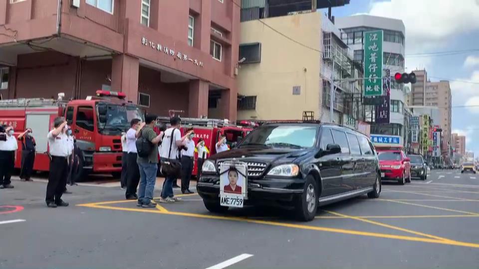 影／一路好走！彰化喬友大樓火災殉職消防員陳志帆靈車繞行消防車鳴笛致敬 - https://www.watchmedia01.com