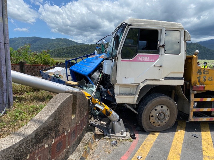泰雅大橋拖板車與小貨車對撞 6人送醫最小傷者僅3歲 - https://www.watchmedia01.com