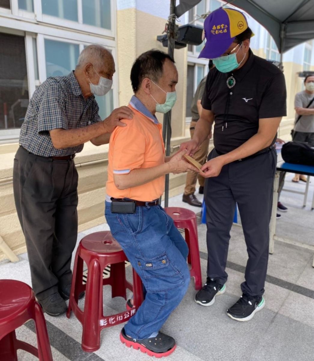 助視障者度過疫情難關　大自然健行會11會員集資捐10萬 - https://www.watchmedia01.com