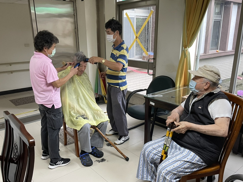 影／照服員變身美髮師！彰化榮家照服員為長輩整修門面 - https://www.watchmedia01.com