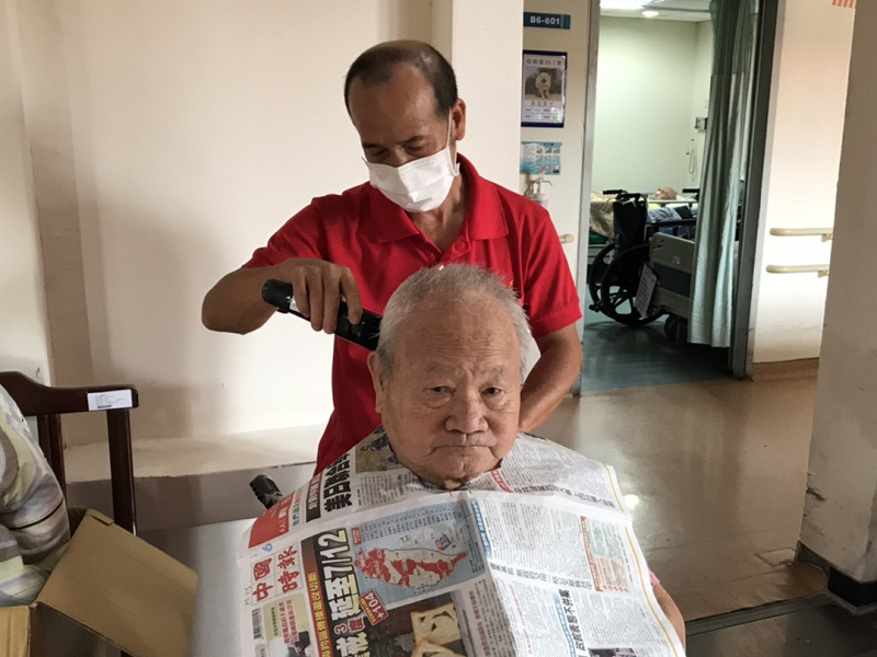 影／照服員變身美髮師！彰化榮家照服員為長輩整修門面 - https://www.watchmedia01.com