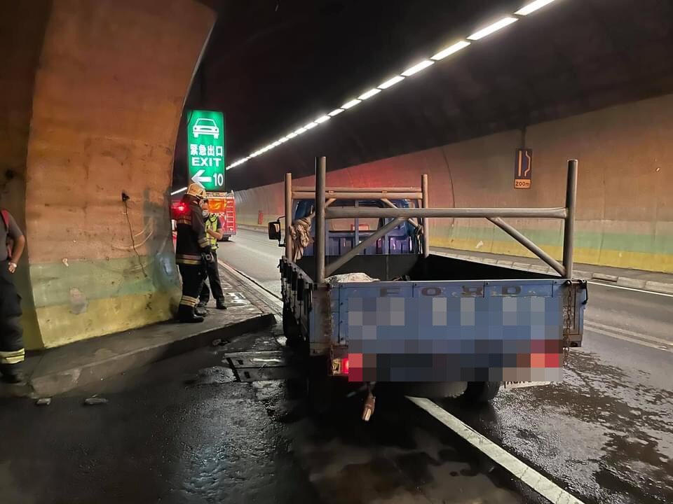 76線八卦山隧道驚傳火燒車　小貨車斗冒煙起火駕駛跳車逃生 - https://www.watchmedia01.com