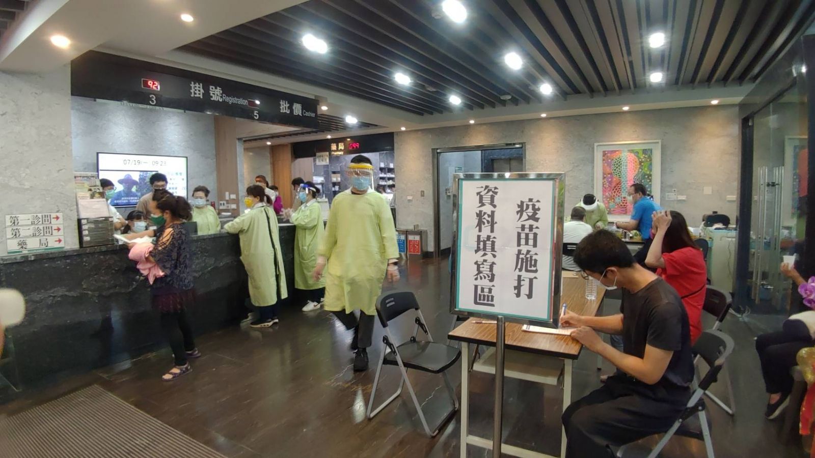 影／上前線感謝醫護辛勞　王惠美自備麥克風催施打率 - https://www.watchmedia01.com
