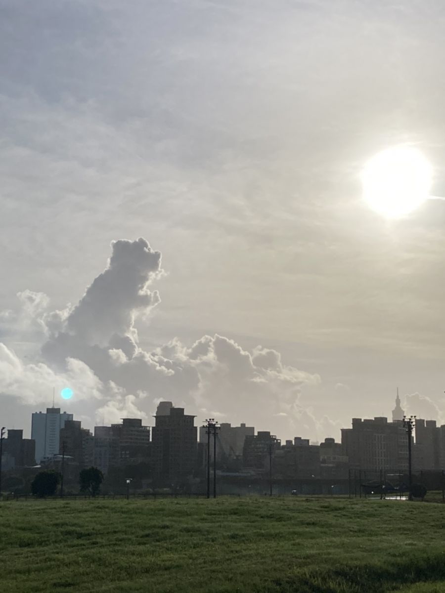異象！天際出現一團造型奇異雲彩　雙手還比出「讚」 - https://www.watchmedia01.com