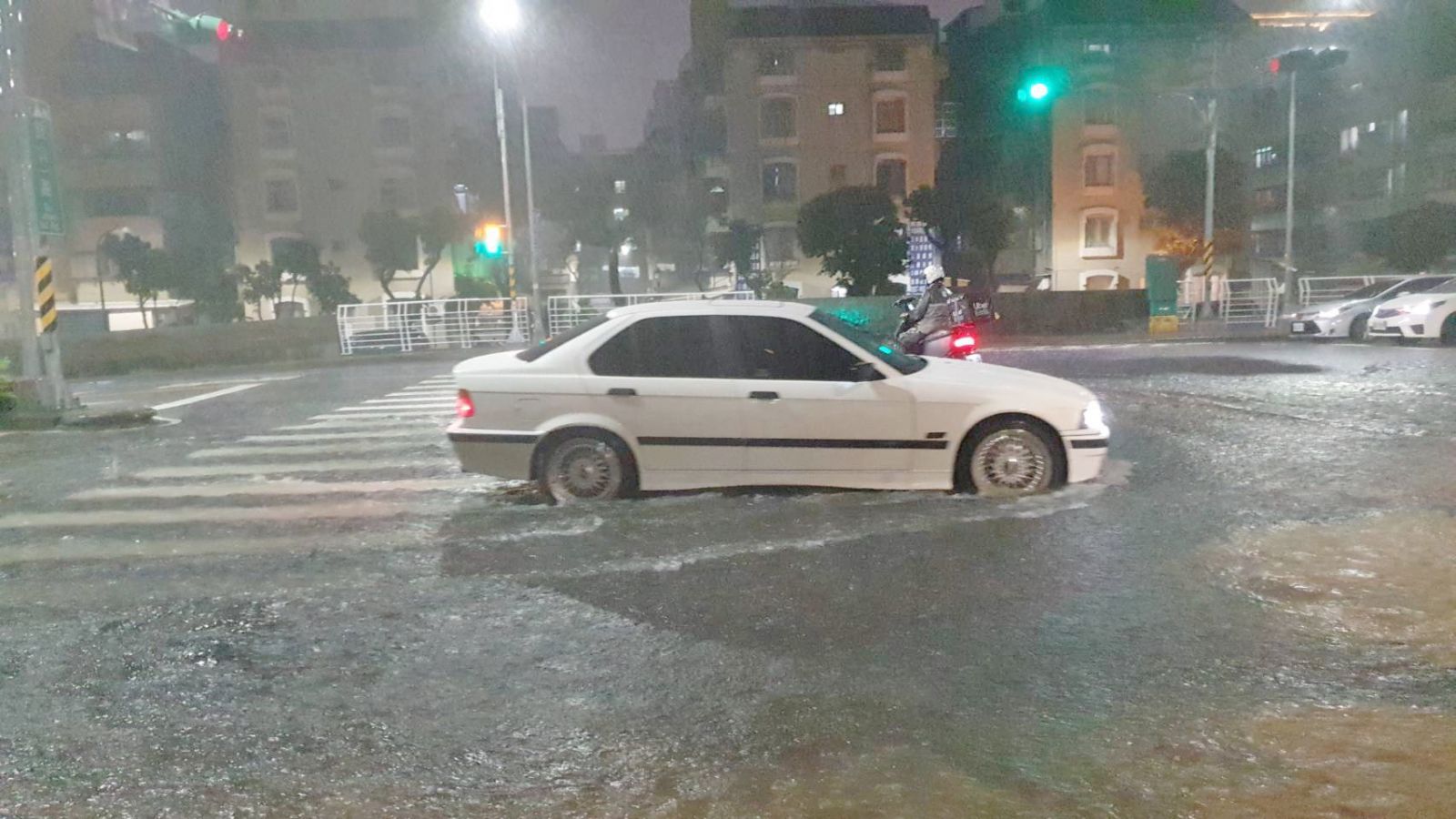 影／「暴雨夜襲」高雄壽山　道路成《黃沙泥河》水深及腰 - https://www.watchmedia01.com