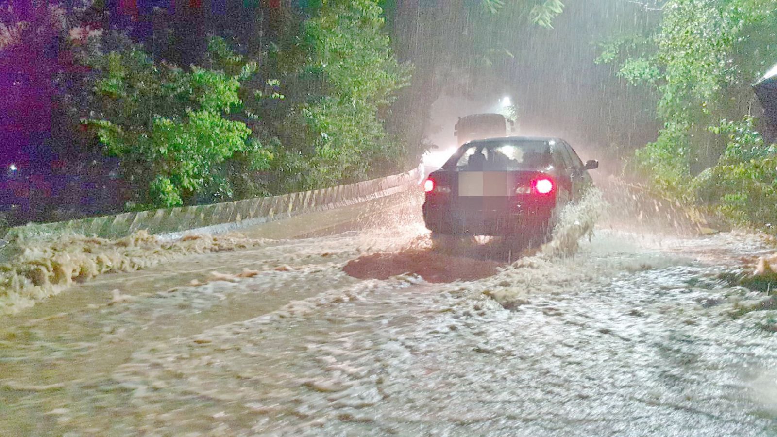 影／「暴雨夜襲」高雄壽山　道路成《黃沙泥河》水深及腰 - https://www.watchmedia01.com