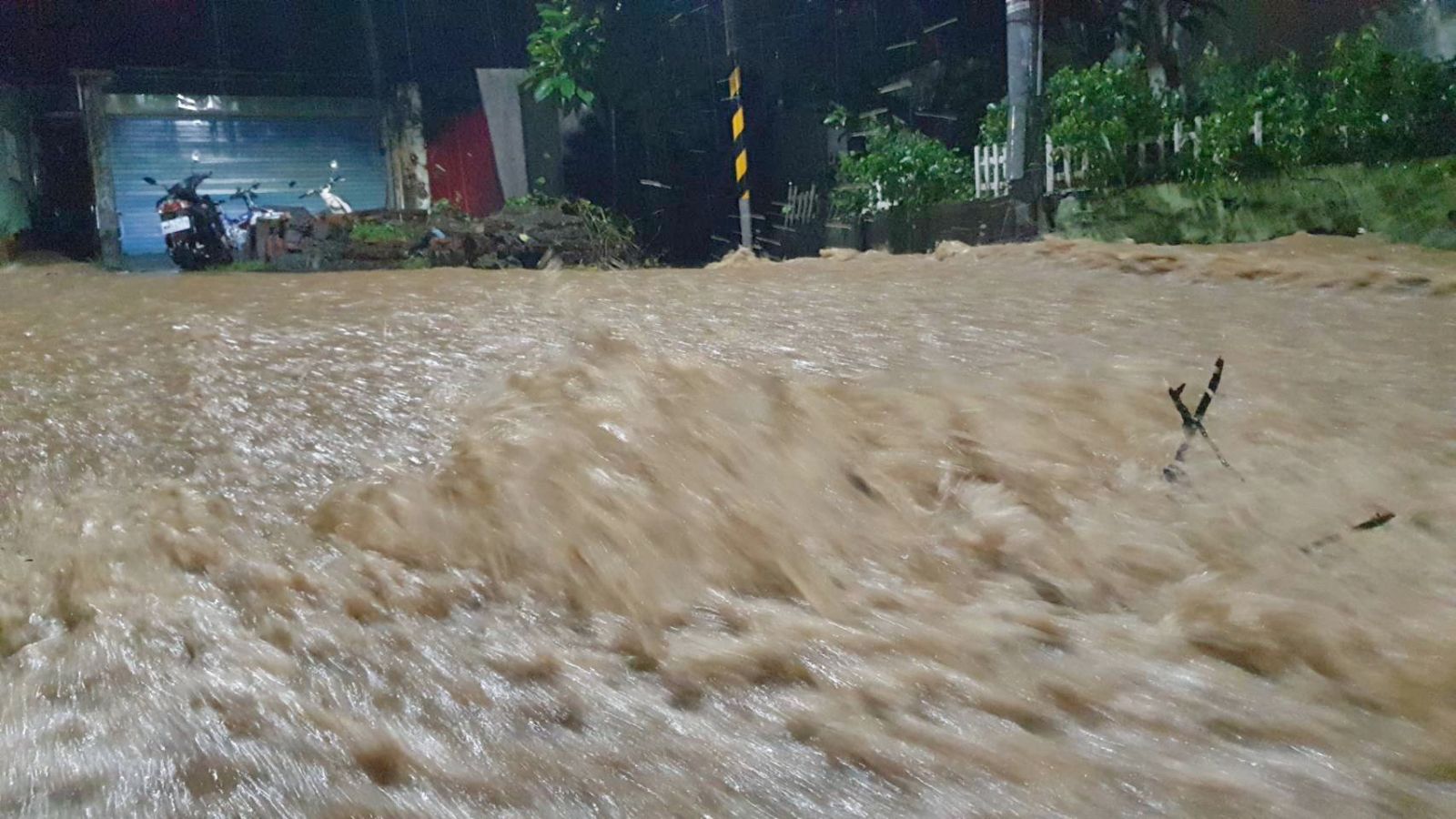 影／「暴雨夜襲」高雄壽山　道路成《黃沙泥河》水深及腰 - https://www.watchmedia01.com