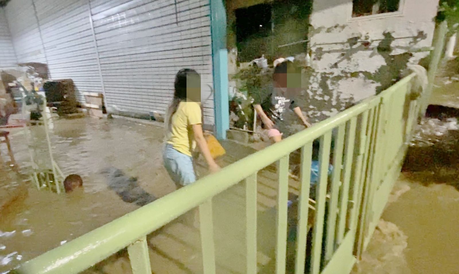 影／「暴雨夜襲」高雄壽山　道路成《黃沙泥河》水深及腰 - https://www.watchmedia01.com