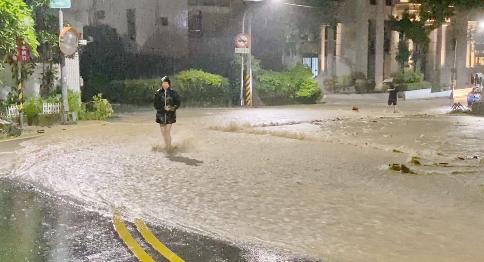 影／「暴雨夜襲」高雄壽山　道路成《黃沙泥河》水深及腰 - https://www.watchmedia01.com