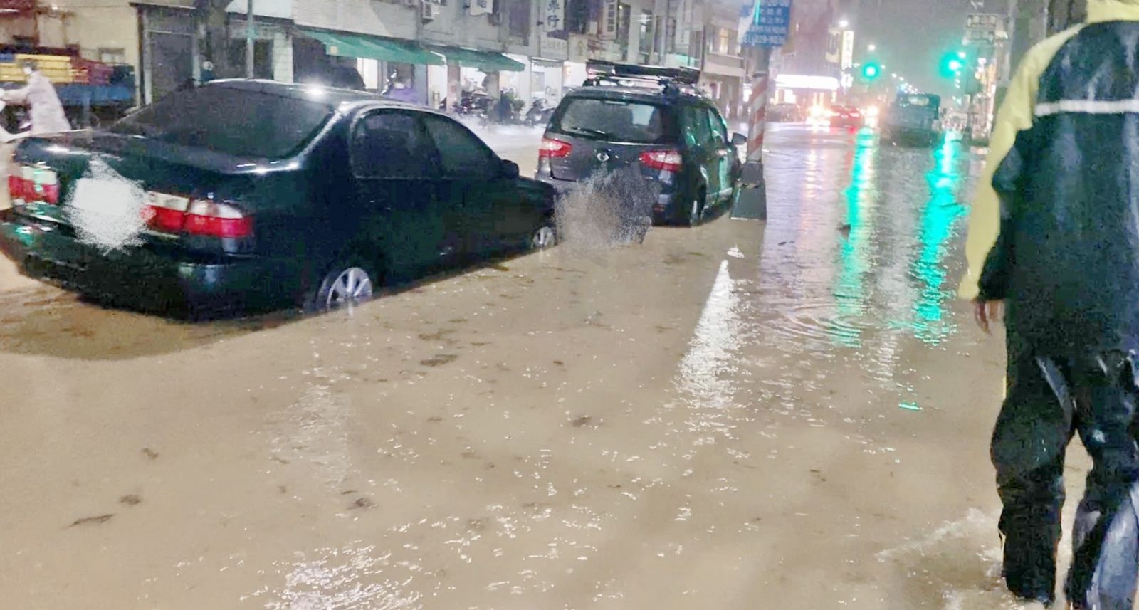 影／「暴雨夜襲」高雄壽山　道路成《黃沙泥河》水深及腰 - https://www.watchmedia01.com