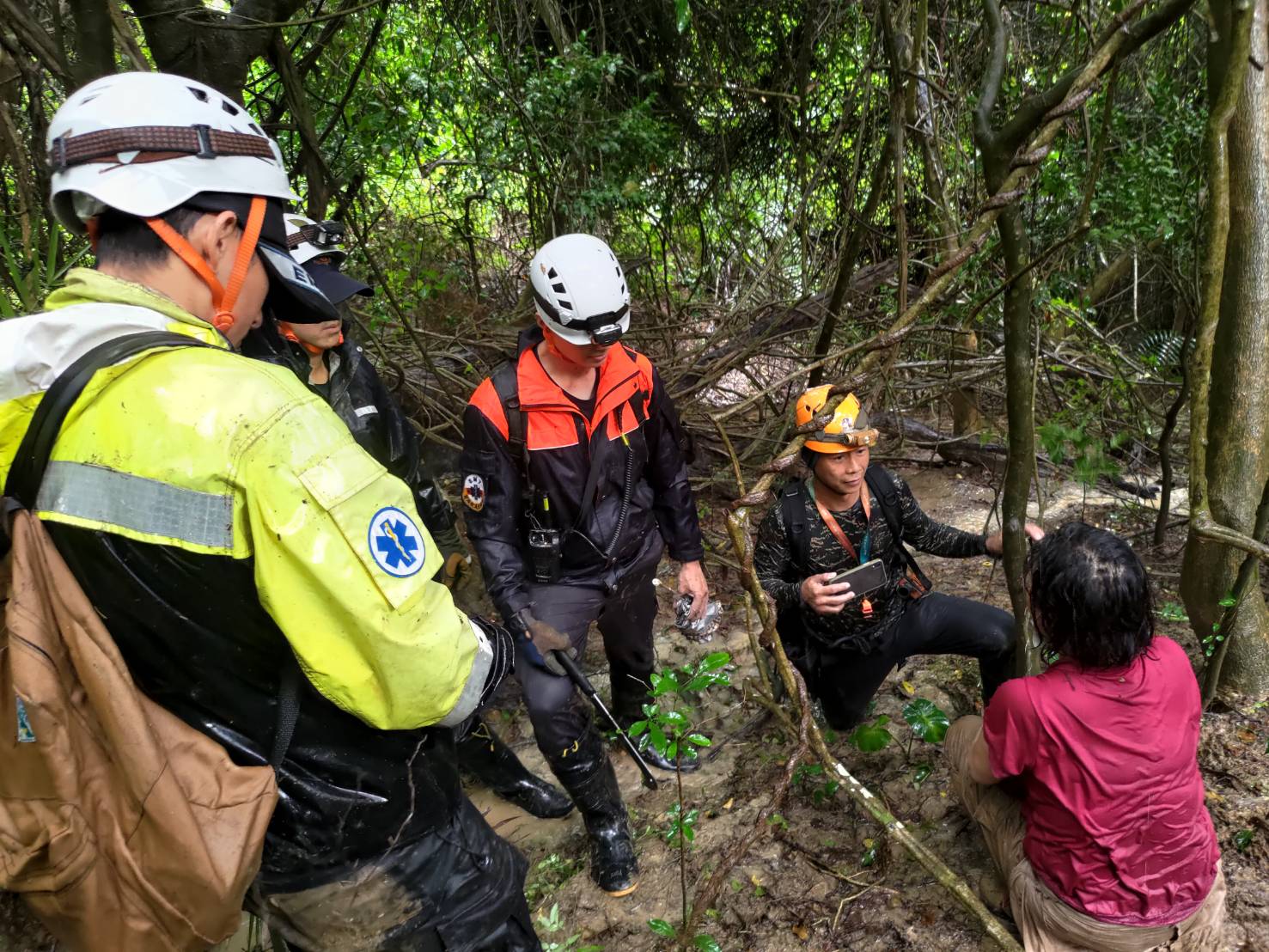 直擊／【柴山百慕達】暗夜暴雨傳微弱女聲《我在這裡》　21小時驚魂警消披荊助「脫困」 - https://www.watchmedia01.com