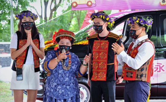 抗疫女神賈永婕送上生日大禮　贈原鄉8人座防疫交通車 - https://www.watchmedia01.com
