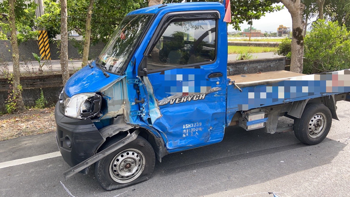 砰咚一聲撞上去 車體削半邊駕駛卡車內 - https://www.watchmedia01.com