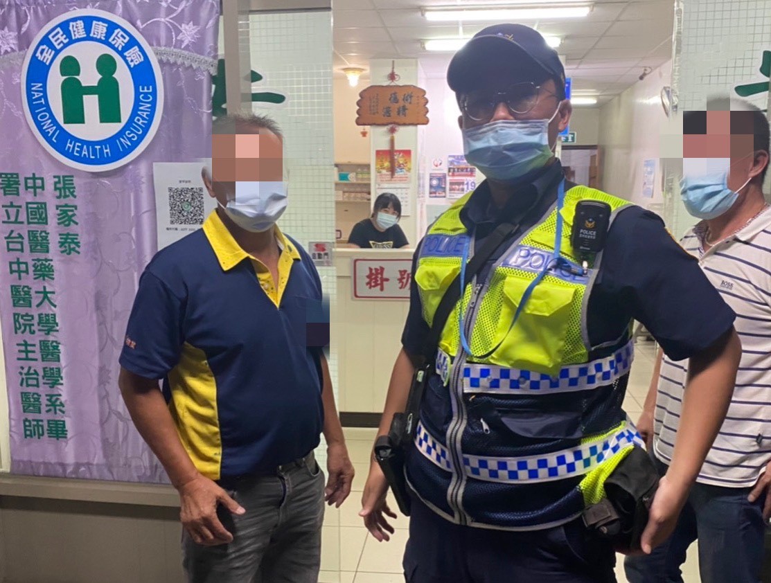 偏鄉駕駛手部受傷無法就醫　熱心巡邏警開車協助 - https://www.watchmedia01.com