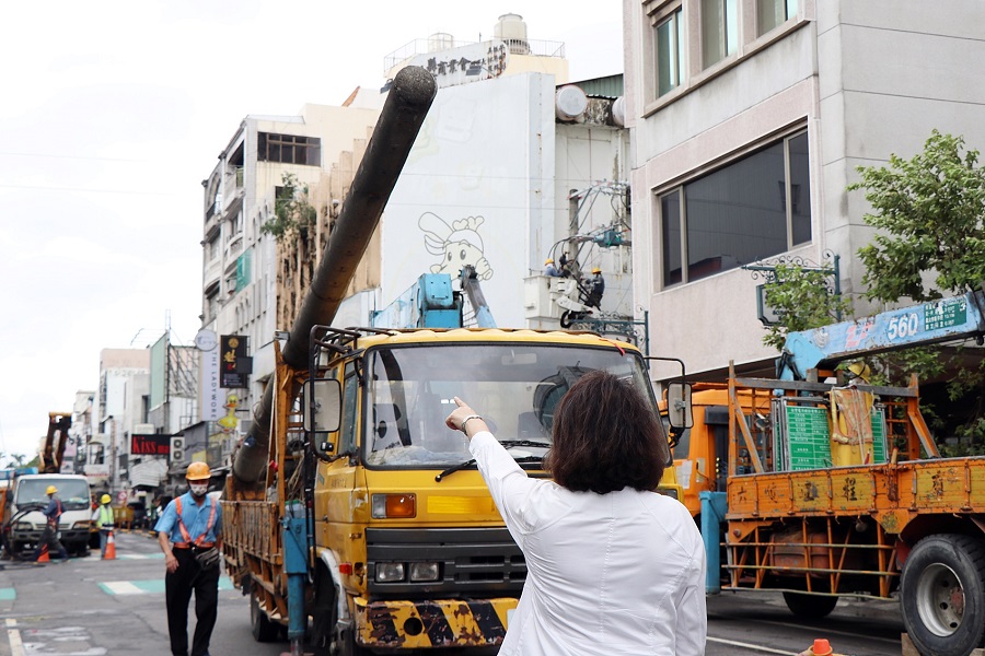 拔除商圈電桿纜線　嘉義市文化路夜市看到最美麗的天際線 - https://www.watchmedia01.com