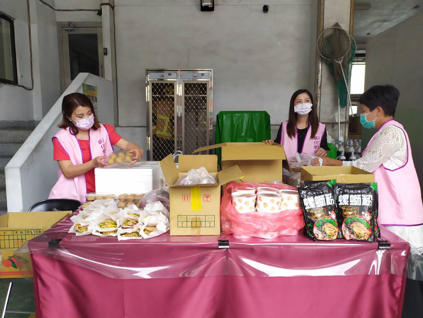 影／只為盡份心力　新住民端出拿手家鄉料理以饗警消人員 - https://www.watchmedia01.com