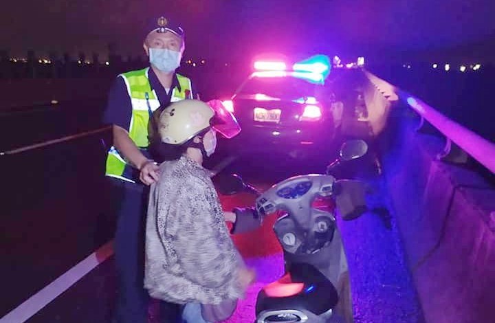 彰化失智老婦迷路到臺西　員警凌晨3點尋獲家人接回 - https://www.watchmedia01.com
