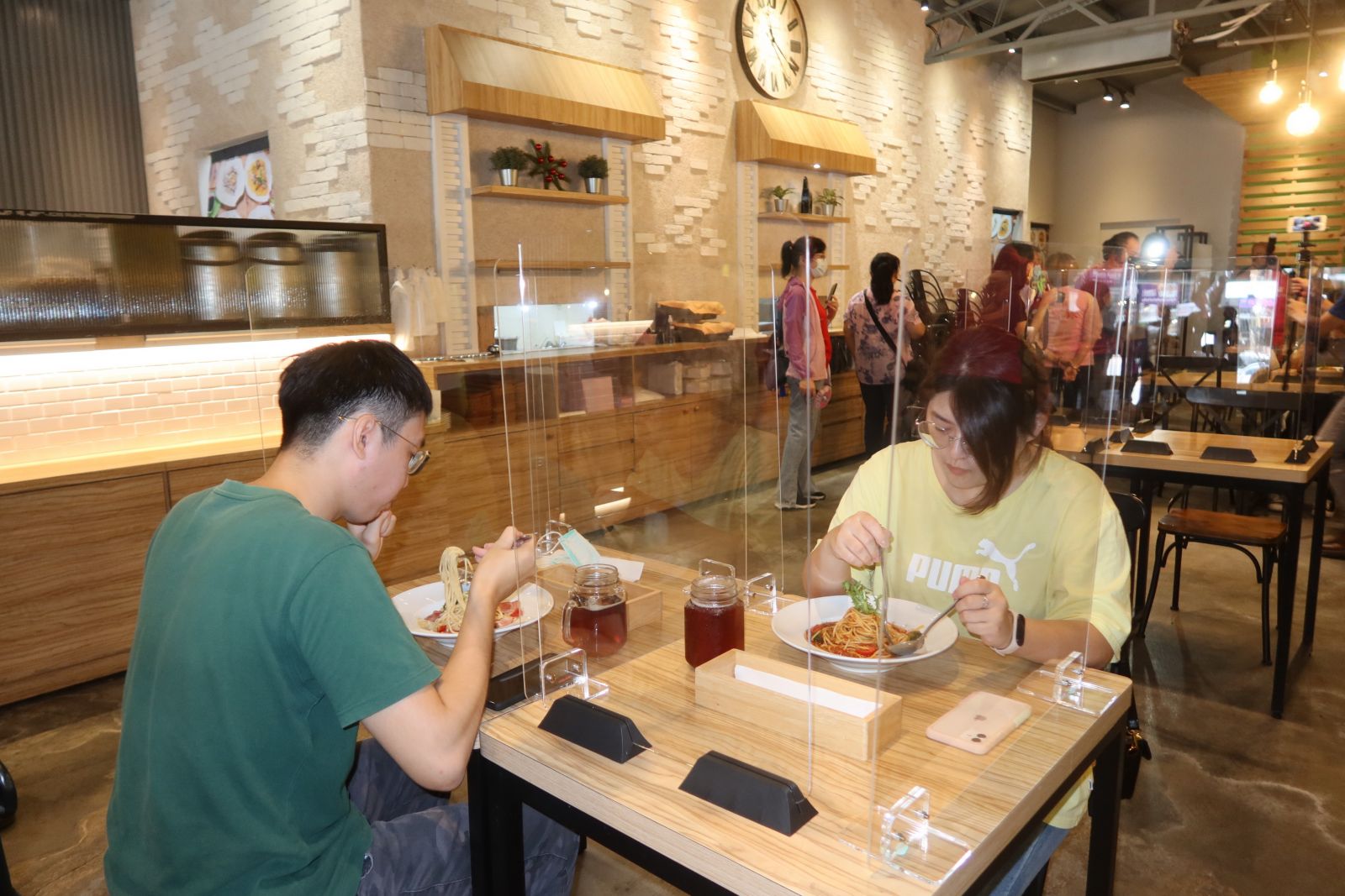 影／顧員工生計　彰化餐飲業加隔板開賣！ - https://www.watchmedia01.com