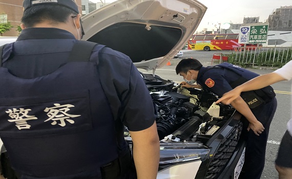 車內傳出「異音」　女子驚慌報警結局超溫馨 - https://www.watchmedia01.com