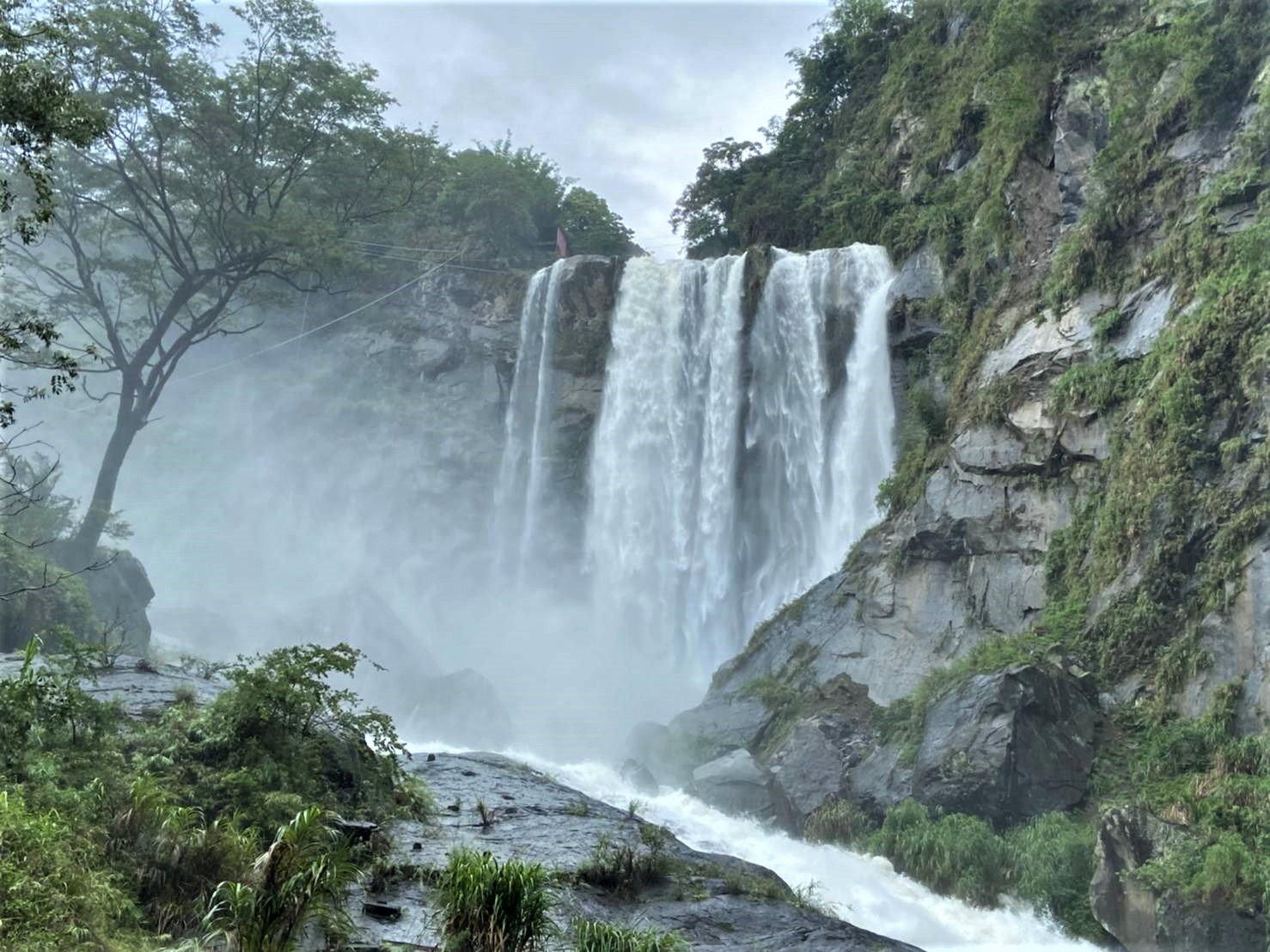 草嶺逢豐沛雨量飛瀑壯觀 水濂洞意象猶如觀音 - https://www.watchmedia01.com
