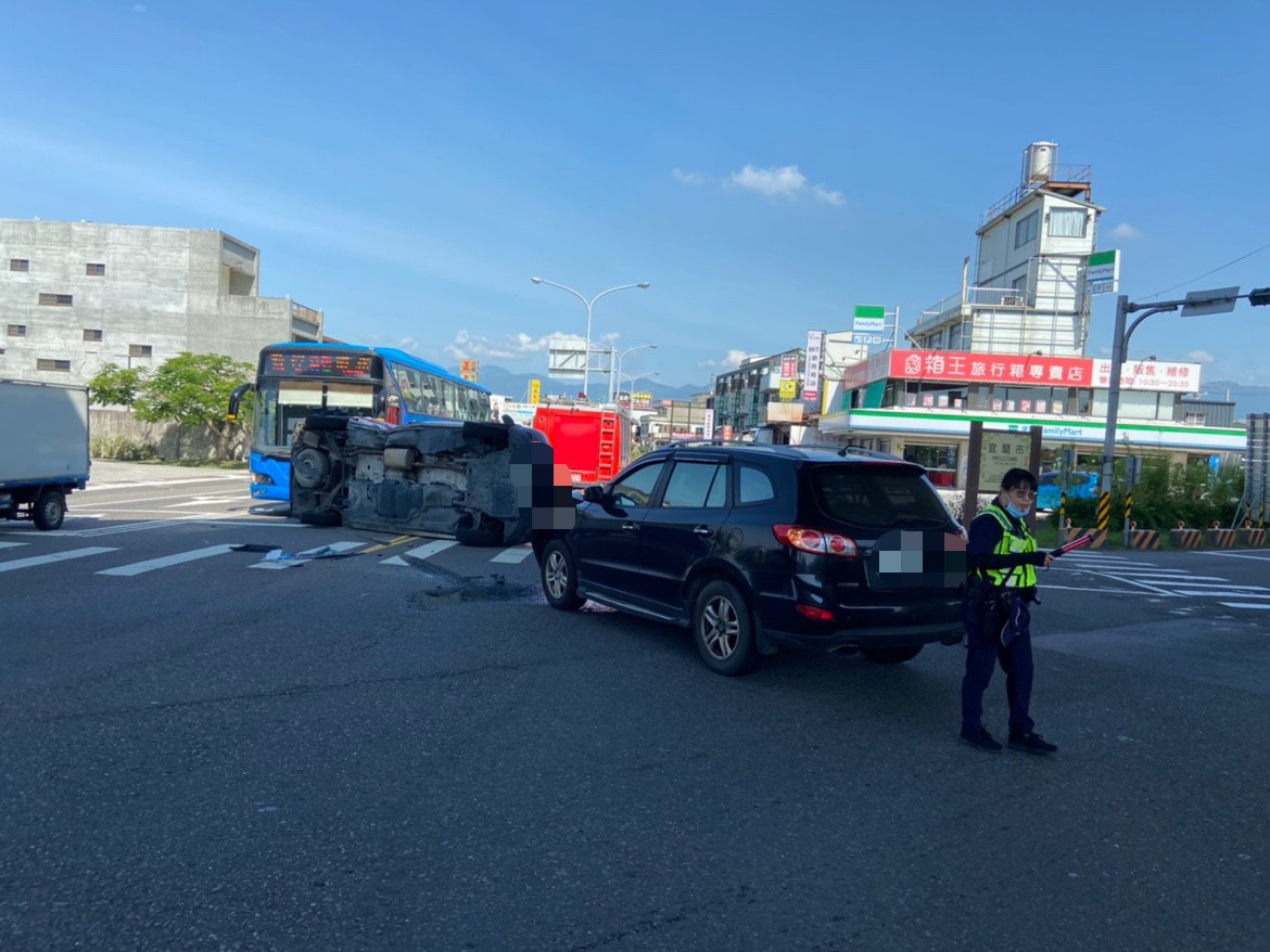 救護車、客運、自小客車連環撞 駕駛急送醫 - https://www.watchmedia01.com