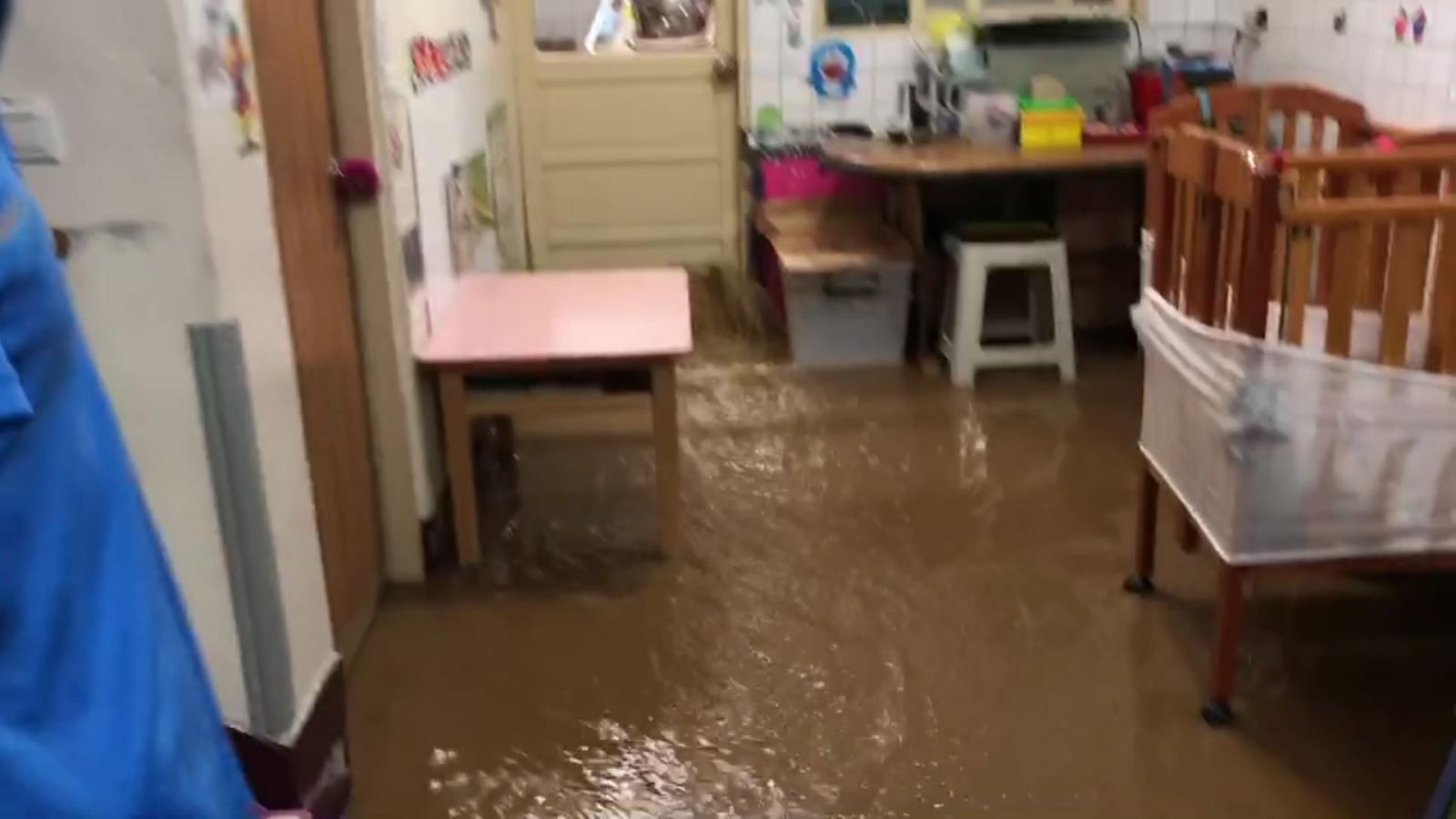 影／泥漿水爆灌　匯流民宅屋內五住戶急撤離 - https://www.watchmedia01.com