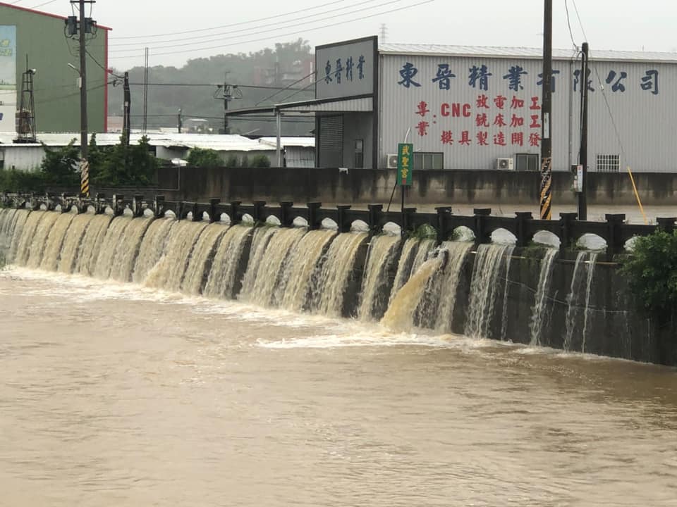 影／泥漿水爆灌　匯流民宅屋內五住戶急撤離 - https://www.watchmedia01.com