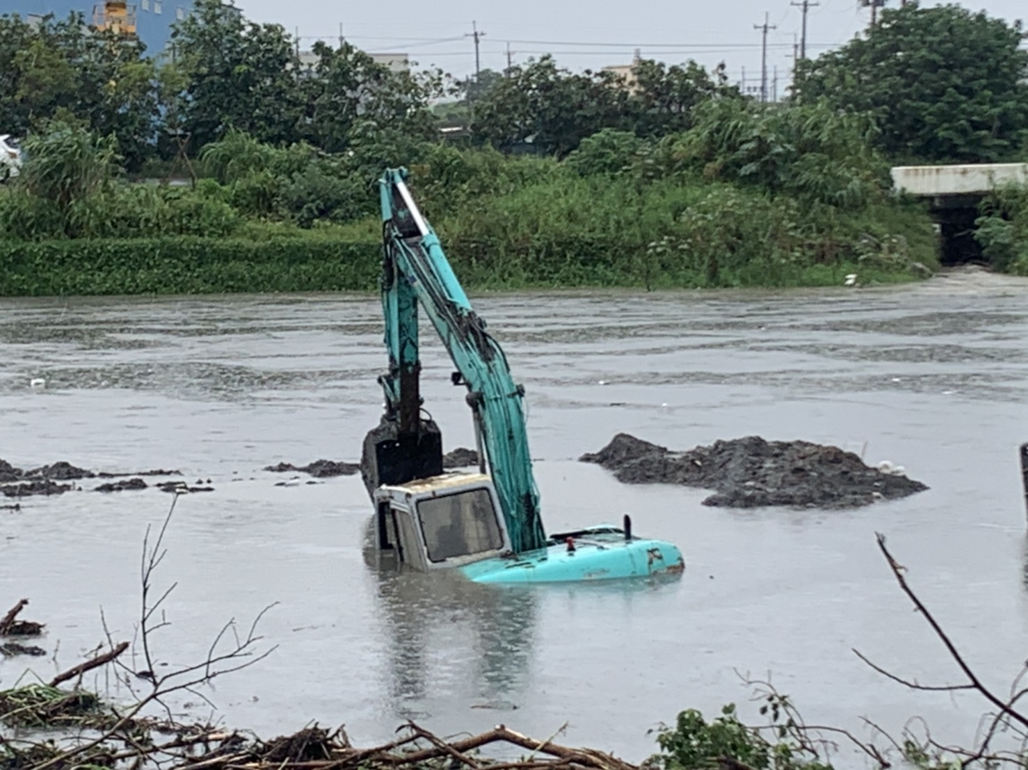 影／驚！千鈞一髮　東螺溪水暴漲淹二挖土機 - https://www.watchmedia01.com