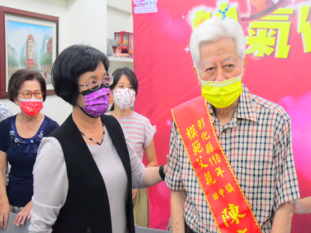大雨滂沱下的溫馨父親節 彰化縣長王惠美提前向模範父親致意 - https://www.watchmedia01.com