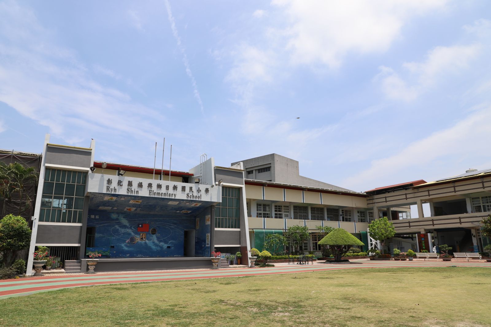 下雨？下魚？　彰化日新國小走廊出現迷途魚 - https://www.watchmedia01.com