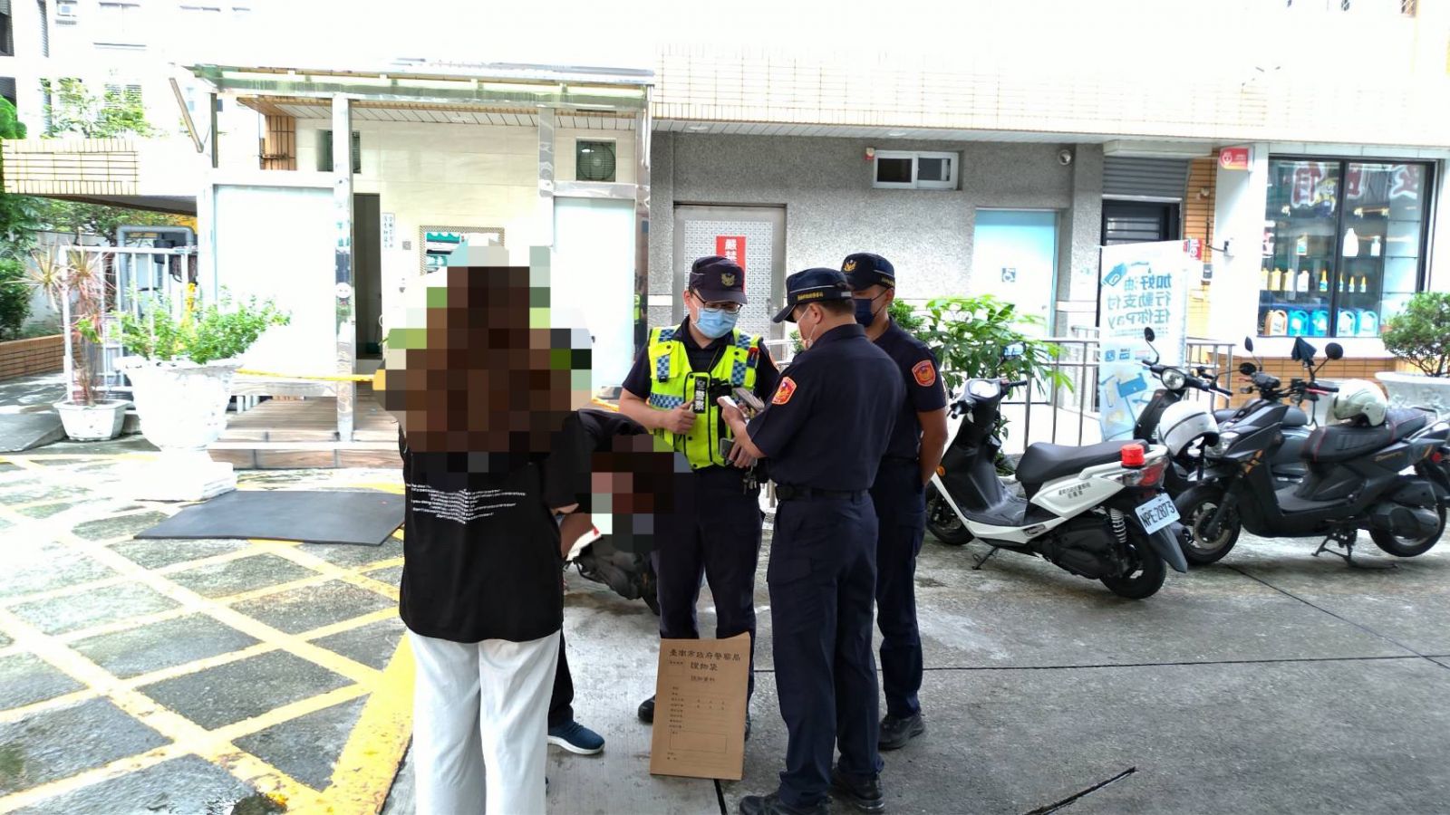 台南女子倒臥加油站女廁內 研判疑自殘尋短 - https://www.watchmedia01.com