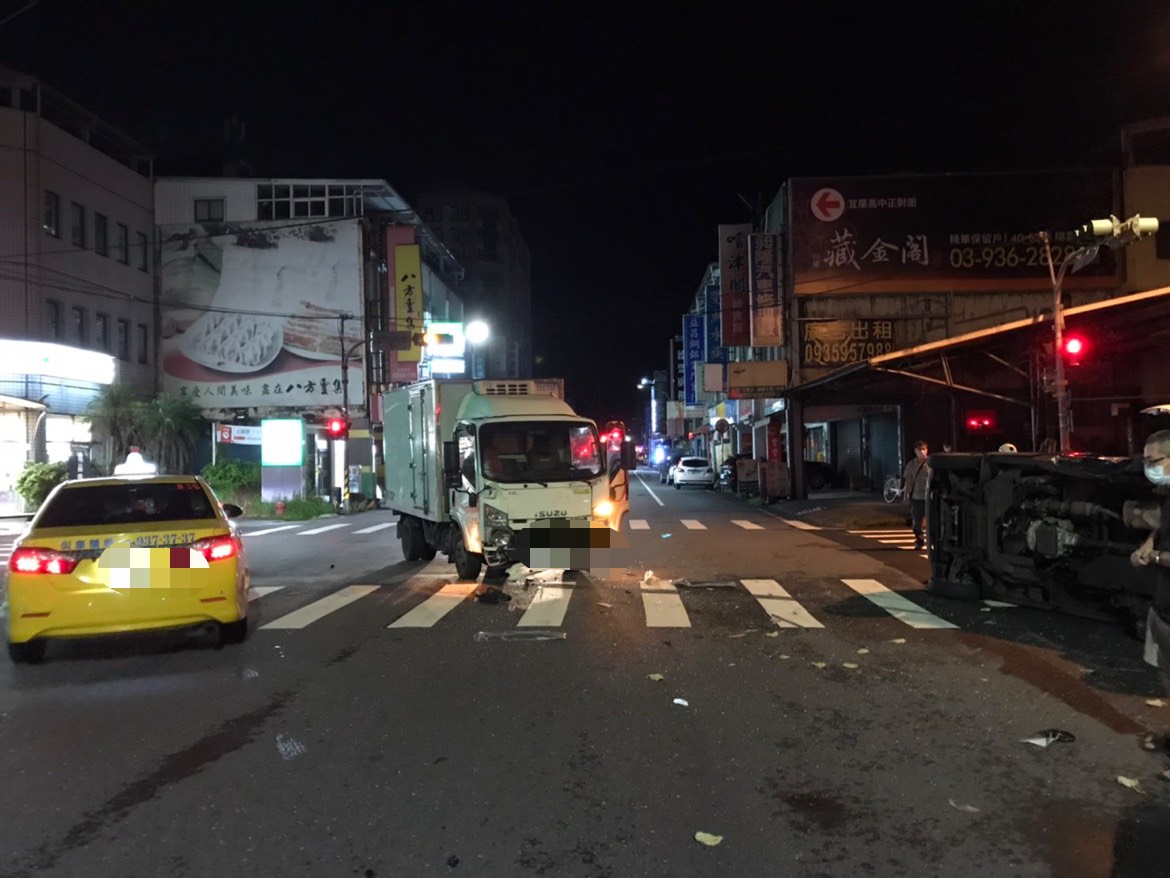 凌晨巨響撞翻了！十字路口對撞兩駕駛送醫 - https://www.watchmedia01.com