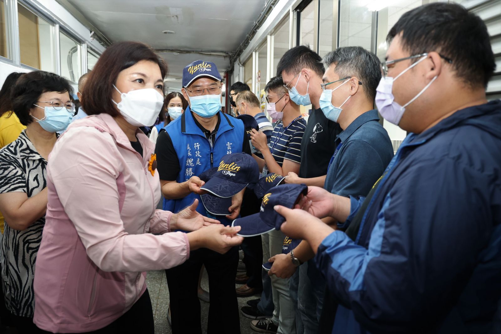 張麗善發送「Yunlin papa」限定版紀念帽祝福縣府員工父親節快樂 - https://www.watchmedia01.com